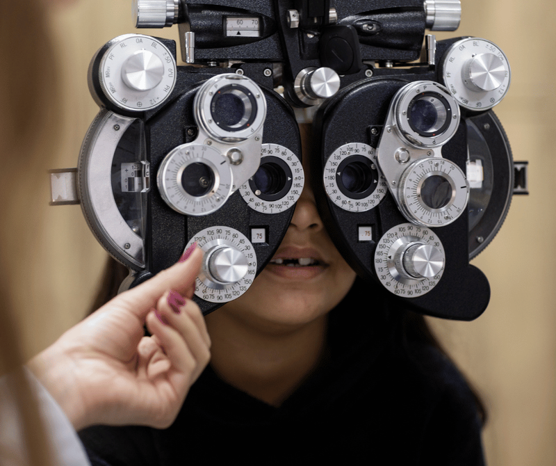 Kind beim Vermessen der Brillenstärke